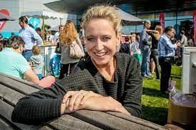 Alsof het romantische verbond tussen cath luyten en frank raes een opstekertje was waaraan we ons al die jaren toch hadden vastgeklampt. Dit Is De Nieuwe Vriend Van Cath Luyten