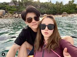ออกมาประกาศข่าวดีให้แฟนๆได้ร่วมยินดีอีกครั้งแล้ว สำหรับ นักแสดงสาว เชอรีน ณัฐจารี หรเวชกุล น้องสาวคนสวยของ นิชคุณ. Rs0b3qa9hl5 Em