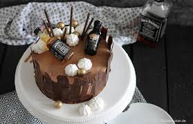 Im sandkasten kuchen backen (sand in förmchen pressen und so wendungen, redensarten, sprichwörter. Castlemaker Food Lifestyle Magazin Rezept Fur Saftige Schokoladen Whisky Torte Semi Naked Cake Mit Drip Castlemaker Food Lifestyle Magazin