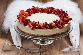 Nun möchte ich diese torte mit blau eingefärbtem marzipan eindecken und dann das foto darauf legen. Kuchen Und Torten In Berlin 12 Orte Die Euch Den Tag Versussen