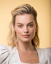 Born 2 july 1990) is an australian actress and producer.she has received nominations for two academy awards, four golden globe awards, and five bafta awards. Margot Robbie On Instagram Look At That You Can See All The Flaws She Doesn T Have Margotrobbie Harleyquinn Birdsofpr Rostos Bonitos Rosto Atores Bonitos