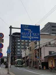 京都の道路標識は観光客に優しい 100m先を左折すると京都駅 これは明らかに観光客向けに作られた 案内標識ですよね素晴らしい tags 京都府 案内標識 道路標識 京都 駅