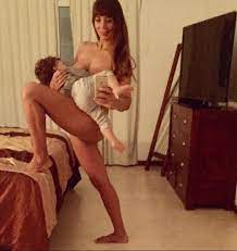 Ximena Capristo redobló la apuesta y volvió a publicar una foto desnuda  amamantando a su hijo 