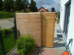Terrassenabgrenzung Mit Schiebeture Lignum Linearis Garten Landschaftsbau Sichtschutz Garten Sichtschutz Pflanzen