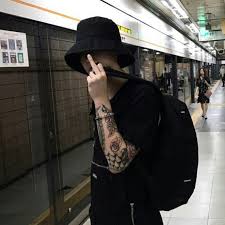 Ta Perdida Segue Nos Saturno Garotos Asiaticos Looks Meninas Com Tatuagem