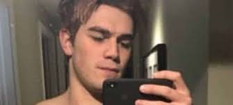 Kj apa, 23, and model girlfriend clara berry, 27, have a baby on the way! Kj Apa Tout Savoir Sur Sa Nouvelle Petite Amie Clara Berry Mce Tv