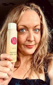 It's time for some motivation. Less than 10 years ago, Conor Mcgregor was  jobless and didn't have a place to stay. During this time he met a woman  named Dee Devlin. She