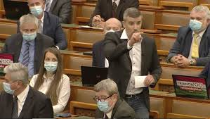 Kemény hangvételben esett egymásnak jakab péter és dömötör csaba a parlamentben. Jakab Peter Nem Nyugszom Demokrata