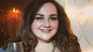 Ofrecen a una estudiante vivir gratis en un apartamento en París a cambio  de lamer los pies del dueño