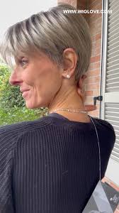 Oggi ho per voi due DUBAI di Belle Tress, una nuovissima parrucca in fibra  sintetica resistente al calore, un taglio a caschetto alle spalle, liscio,  che si allunga nettamente verso il viso.