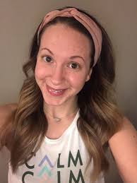 You guys I love these headbands when my hair is not day 1 😂 it makes it  look pretty 😍