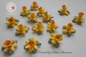 Mini Daffodils Created With Susan S Garden Patch Dies From Elizabeth Craft Designs Http Selmasstampingcorner Blogsp Flower Crafts Paper Flowers Flower Video