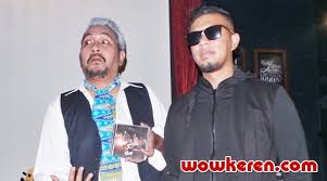 Terutama sang vokalis yang mampu berjalan ke sana kemari mengitari panggung. Band Lawas Bunga Lahir Kembali Dengan Usung Konsep Berbeda