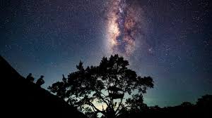 Lua nova revela alinhamento planetário e Via Láctea em espetáculo celeste