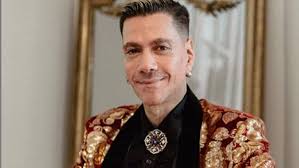 Roberto Piazza organiza el desfile "Joyas Reales" en el Parque Centenario