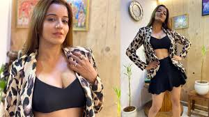 Monalisa Hot Dance Video: शॉर्ट्स और यलो टॉप में मोनालिसा ने किया जबरदस्त  डांस | 🎥 LatestLY हिन्दी