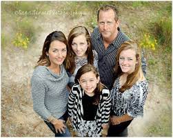 Pin By Terri Campbell On Photography Pinterest Photography Poses Family Family Portrait Poses Family Picture Poses