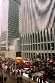 Westfield world trade center is an expansive shopping center that boasts a wide variety of stores, including ugg, under armour, victoria's secret, apple store, banana republic it's shopping upon shopping upon skipping in this westfield mall. Ein Bild Und Seine Geschichte World Trade Center Politik Sz De