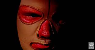 Randy Orton aparece con máscara y la cara quemada en WWE RAW