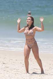 Larissa Manoela joga altinha em dia de praia no Rio; fotos 