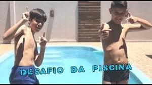 Os ursos invadem e nadam na piscina para se refrescar do calor. Desafio Da Piscina Youtube