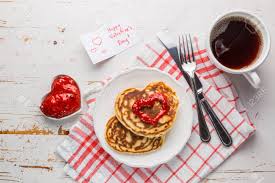 San valentino è l'occasione per un pensiero, una piccola cosa c'è di meglio che un attimo di tempo da dedicarsi per creare qualcosa con le proprie mani? Immagini Stock Colazione Per San Valentino Pancaked Marmellata E Caffe Copia Spazio Image 68464703