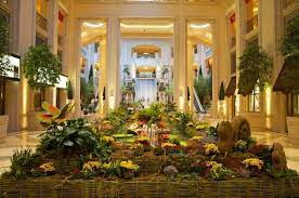 Gardens And Atriums At Wynn And The Venetian Palazzo Escape The Crowds At The Bellagio S Botanical Gardens Wit Las Vegas Homes La Attractions Indoor Gardens