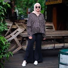 Beragam pilihan fashion hijab terbaru. 10 Inspirasi Fashion Bumil Berhijab Referensi Tampil Fresh Santun