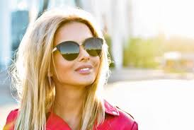 Imágenes de Loira de óculos de sol libres de derechos