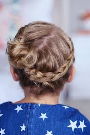 Flechtfrisuren Kinder Hochsteckfrisur Geflochtener Haarkranz Geflochtene Frisuren Flechtfrisuren Kinderfrisuren