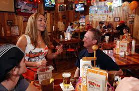 What It S Really Like To Be A Hooters Waitress