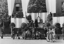 Wenn der siegreiche heiland in brotgestalt durch das dorf zieht, da winken sie ihm mit palmen zu. Der Fronleichnamsaltar Geschehenes Und Berichtetes St Lambertus Pastoralverbund Castrop Rauxel Sud