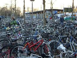 Bike Chaos At The Bahnhof Stacks Of Bicycles Outside The Gottingen Railway Station Reisen Munster Ich Liebe Deutschland