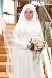 Adapun beberapa ciri buku nikah palsu. 14 Inspirasi Gaun Pengantin Syar I Berwarna Putih Tampil Cantik Dengan Jilbab Lebar Kenapa Tidak