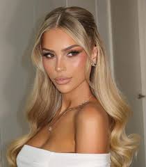 Hi, I'm still looking for a hair stylist around 10am