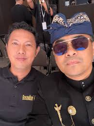AWK dan BOS Melasti KUTA ❤️ @tejahardy @basundhari_hardy #balifashionisland  di @balifashioncelebration ( admin ) @jokowi @prabowo @gibran_rakabuming  #wedakarna #baliinternationalfashionweek