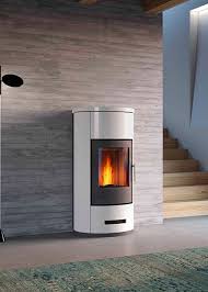 Poele A Pellets Blanc Tout En Rondeur Avec Une Flamme Puissante Disponible Chez Http Atryhome Com Atryhome Poele Pell Poele A Granules Poele Poele A Bois