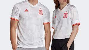 Inspiré des célèbres maillot utilisées par les bleus lors de l'euro 1984 et la coupe du monde 1998, il est orné de l'iconique bande rouge sur le torse. L Espagne Presente Son Maillot Exterieur Pour L Euro 2020