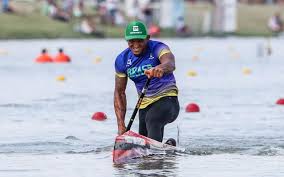 Prata na canoa individual (c1) 1.000m, bronze na canoa individual (c1) 200m e prata na canoa de dupla (c2) 1.000m, com erlon de sousa silva.isaquias se tornou portanto o primeiro atleta. Isaquias Queiroz Do Flamengo Conquista Titulo Mundial No C1 1000 Flamengo Coluna Do Fla