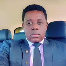 Desann Tchameni nan defans la. Tounen Vini sou goch la. Fran Garcia jwe twò  ba.