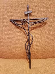 Crocifisso Da Parete Stilizzato In Ferro Di Mvartigianidelferro Su Etsy Scrap Metal Art Metal Art Welded Metal Art Projects