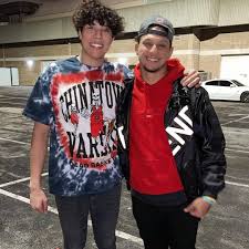 Patrick mahomes is a professional nfl player playing for kansas city chiefs as a quarterback. 3gdlyx I0xa4vm