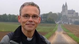 Neben einer von vielen als autoritär empfundenen amtsführung hatte die massive empörungswelle über die baukosten des bischofshauses und deren verschleierung entscheidend zu. Portrat Des Limburger Bischofs Franz Peter Tebartz Van Elst 2011 Youtube