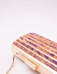 Ya sea por trabajo o por placer, siempre se necesita de equipaje de calidad para llevar ropa, accesorios, calzado y bienes. Bolso Fiesta Carey Salmon