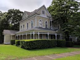 Historic Victorian Home For Sale On S Sycamore In Palestine Texas Priced At 75 500 To Allow Money In The Budget For L Viktorianisches Haus Historische Hauser