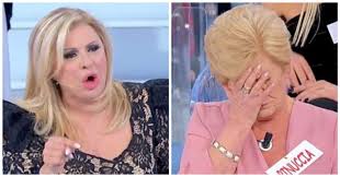 Uomini e Donne, Tina Cipollari sbotta contro Pinuccia e lei crolla: "Mi sento male". Maria De Filippi reagisce così - Il Fatto Quotidiano