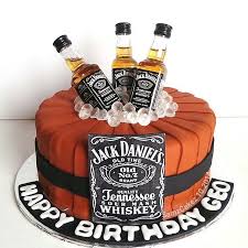 Birthday Cake Liquor Bottle With Name Jack Daniel S Cake Idee Gateau Gateau Au Jack Daniels Gateau Design