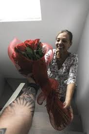 I'm usually broke as all get out, though, and $60+ for a dozen roses which are little more than an item that's shipped in (i.e., requires little in the way of creativity). 14 Times You Should Send Flowers To Someone You Care For Bloomsvilla
