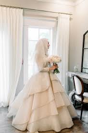Lalu mengambil daster putih tanpa motif. Hijabi Bride Ruffle Gown Hand Bouquet Beaded Gaun Pengantin Hijab Gaun Pengantin Pengantin Berhijab