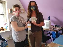 Tanja Hoffmann und Michaela Tubaja Heinrichs nähen für den ASB-Wü